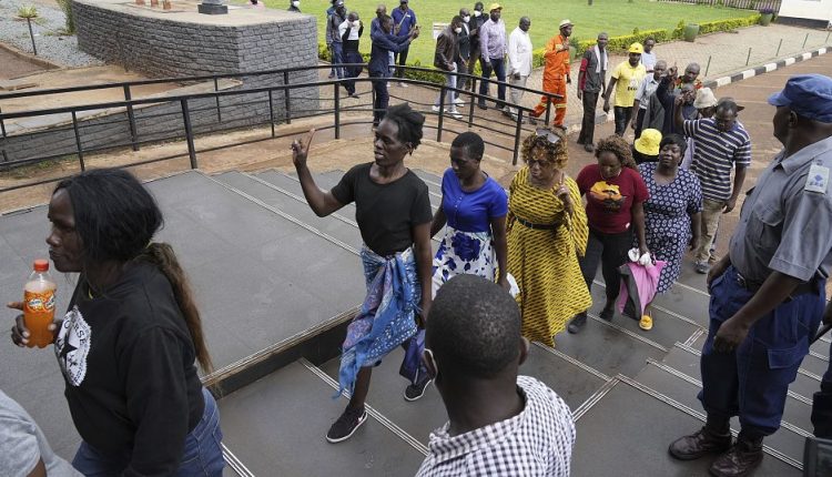 CCC-activists-arrive-at-court-750x430