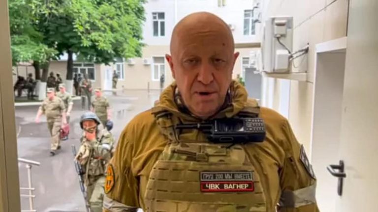 Wagner boss Yevgeny Prigozhin holds meetings after capturing Rostov Defense headquarters as his Wagner forces continue march towards Moscow (videos)