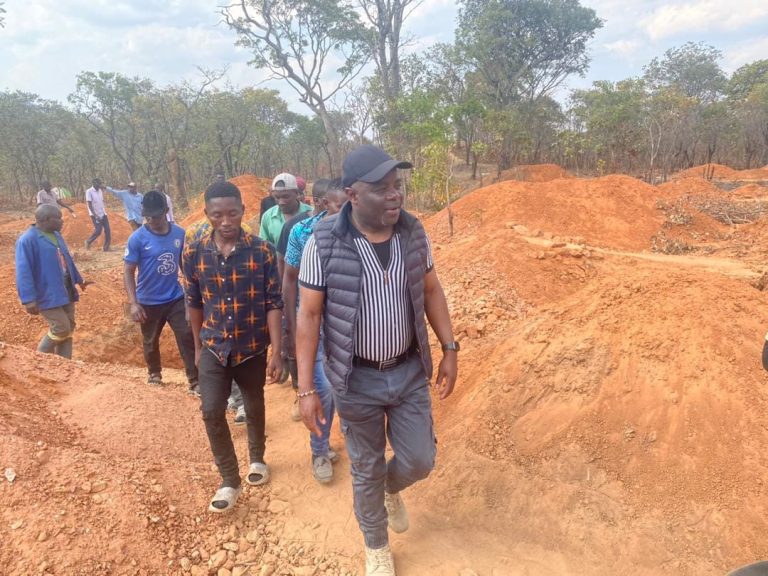 FEARLESS KAMPYONGO STORMS THE ILLEGAL KASUNGA NJELA GOLD MINE…. addresses over 5, 000 illegal gold miners, traders and gold buyers on the need to legalize their businesses