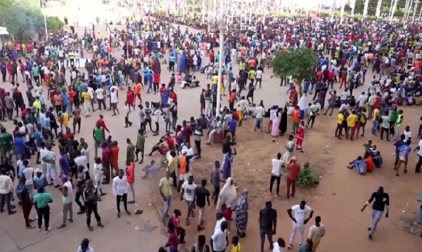 Thousands volunteer to join Niger army as ECOWAS military intervention looms