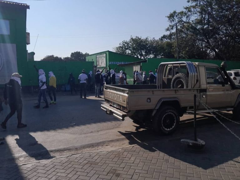 Miles Sampa and his party cadres breaks down gate and breaks windows,storms PF Party Secretaria