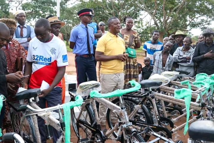 KAPUTA MP GIFTS 80 BICYCLES TO HEADMEN