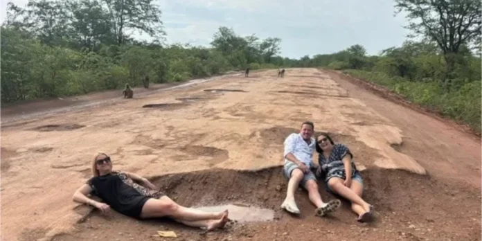 Tourists-in-pothole