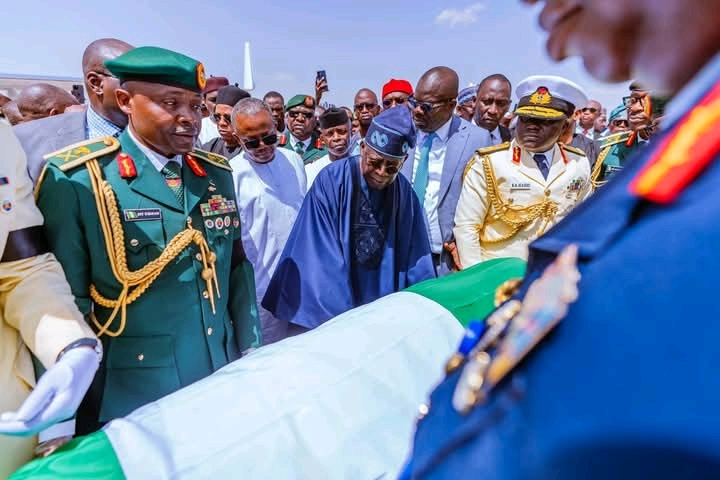 MSOGOLERI WA NIGERIA WALANDIRA THUPI LA MSOGOLERI WA KALE OLEMEKEZEKA MUHAMMADU BUHARI