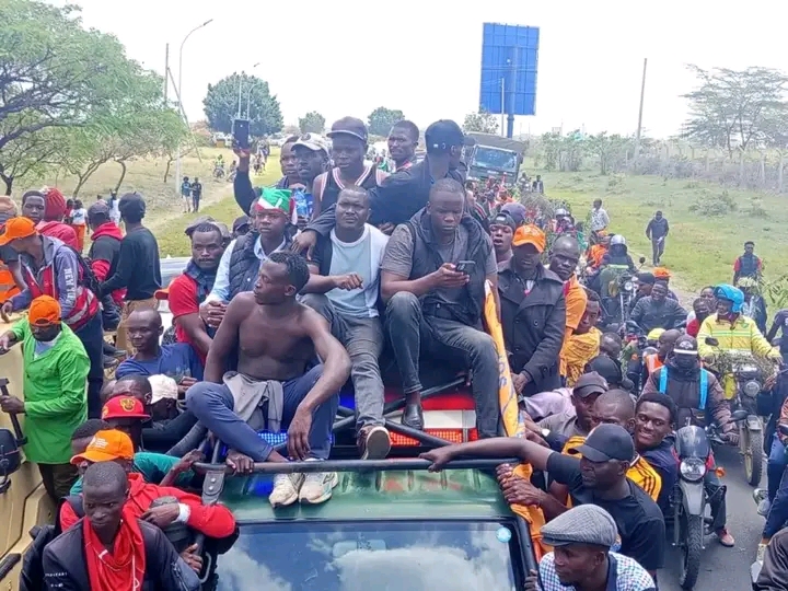 Kenyan Motorists stopped, passengers ordered to salute Raila’s portrait
