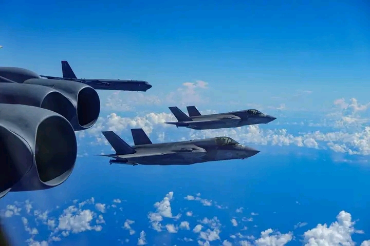 U.S. BOMBERS BUZZ VENEZUELA IN SHOW OF FORCE