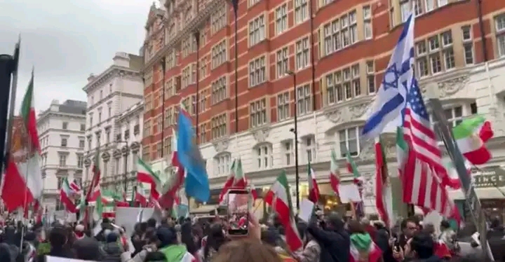 Iranian Exiles Crush Pro-Regime Rally in London, Cheer Khamenei’s Demise