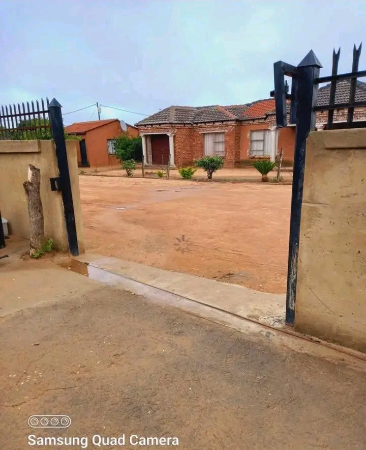 “I Woke Up and My Gate Was Gone”: South African Homeowner Left Shocked After Alleged Thieves Remove Entire Front Gate Overnight, Highlighting Growing Scrap Metal Theft Problem in Communities