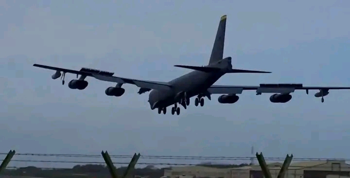 US B-52 Returns to UK Base After Striking Iran