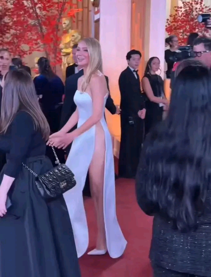 Gwyneth Paltrow’s Oscars Desperation Dress Sparks Massive Backlash