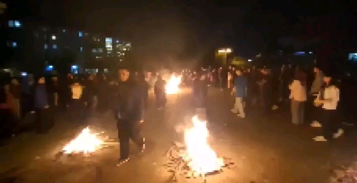 Iranians Defy Regime Threats, Celebrate Ancient Fire Festival with Monarchist Chants