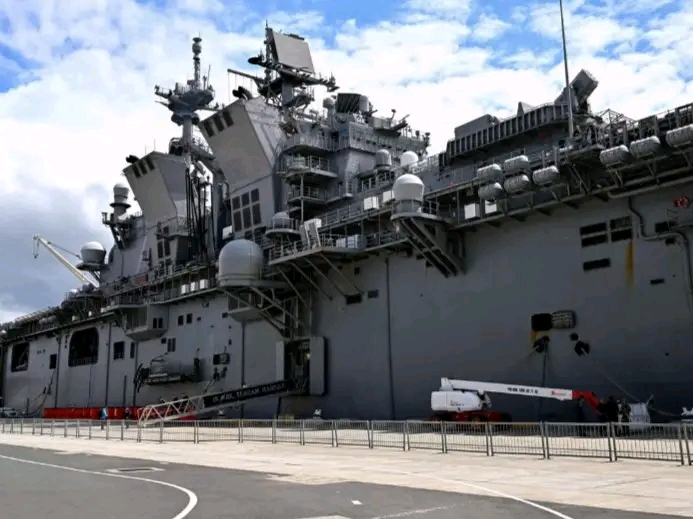 US warship ‘Tripoli’ arrives in Singapore with 2,500 Marines, resupplies before heading toward Strait of Hormuz