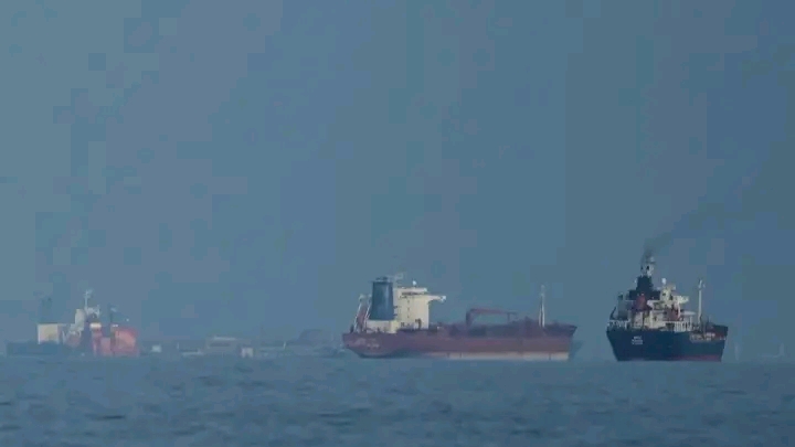 Strait of Hormuz shutdown impacts shipping and oil markets — disruption spreads immediately