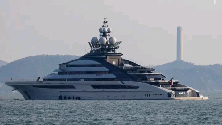 Sanctioned russian superyacht sails through hormuz despite naval blockade