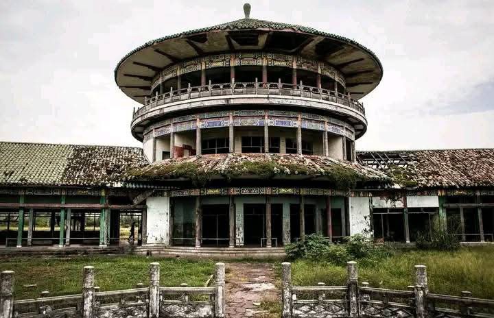 Ruins of MOBUTU SESEKO’S Mansion-Former Congo dictator Mobutu Seseseko’s mansion is now home to rats, bats, snakes and birds. Lesson to greedy rulers