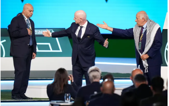 VIDEO: Fifa president tries to stage Israel-Palestine handshake but it goes all wrong