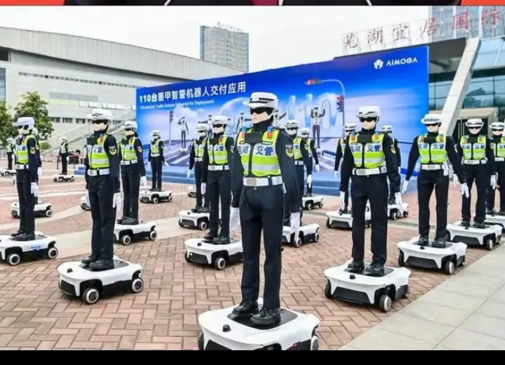 CHINA TESTS ROBOTIC TRAFFIC OFFICERS